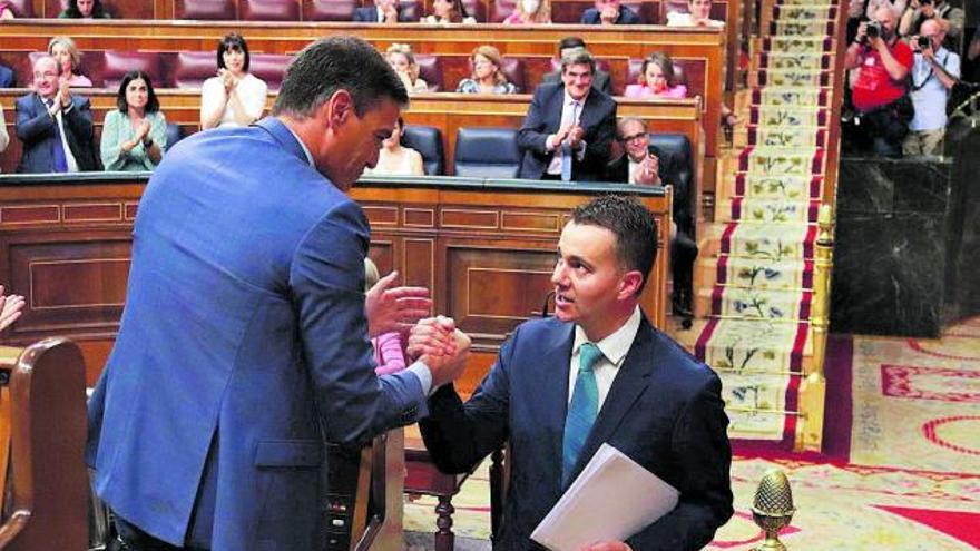 Pedro Sánchez felicita a Héctor Gómez tras su intervención en el Congreso en el debate del estado de la nación. | | E.D.