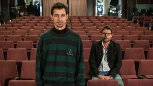 Guillem Balart (izquierda), el actor que interpreta el personaje de Hamlet y Oriol Broggi, director del montaje, en el cine Aribau.