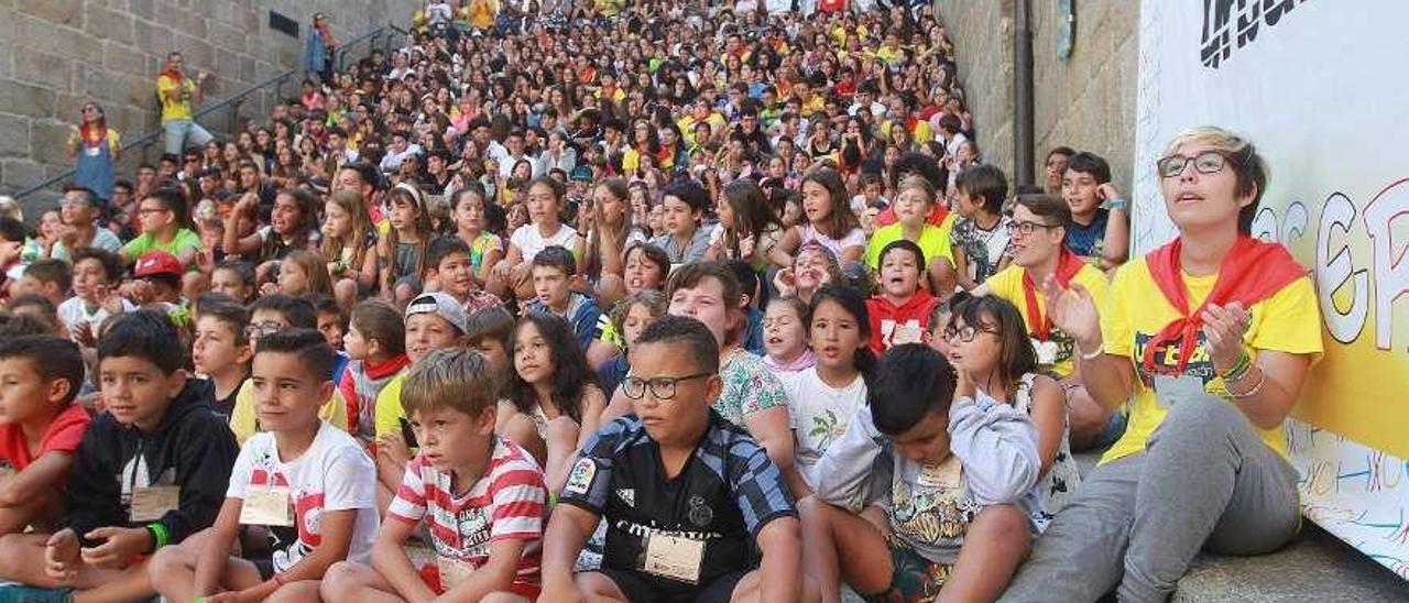 Los participantes despidieron la XXXII edición en la escalinata de la iglesia Santa María Nai. // Iñaki Osorio