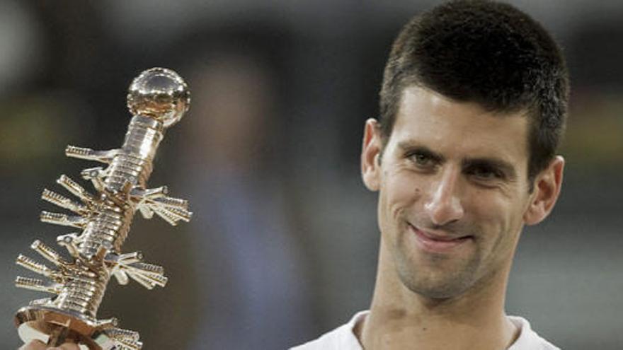 Novak Djokovic con el trofeo de ganador del Masters 1000 de Madrid.