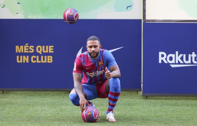 Las primeras imágenes de Memphis Depay con la camiseta del Barça