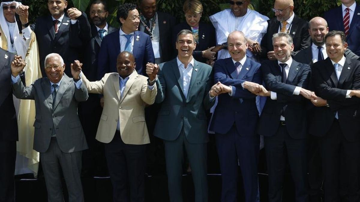 Sánchez junto al resto de presidentes comparecientes en el COP30