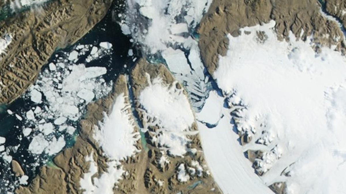 Imagen por satélite tomada por la NASA en la que se aprecia el desprendimiento del iceberg del glaciar Petermann.