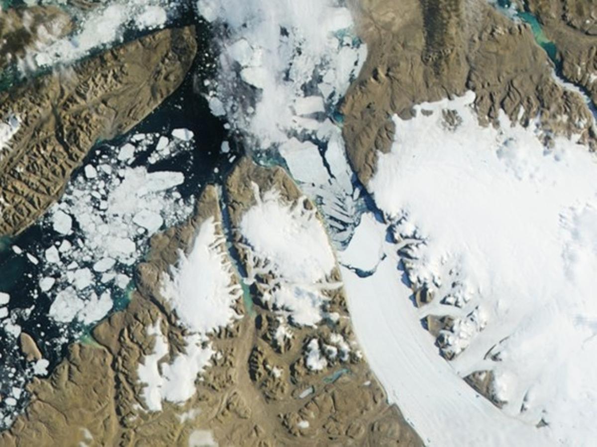 Imatge per satèl·lit captada per la NASA en què s’aprecia el despreniment de l’iceberg de la glacera Petermann. Imatge per satèl·lit captada per la NASA en què s’aprecia el despreniment de l’iceberg de la glacera Petermann.