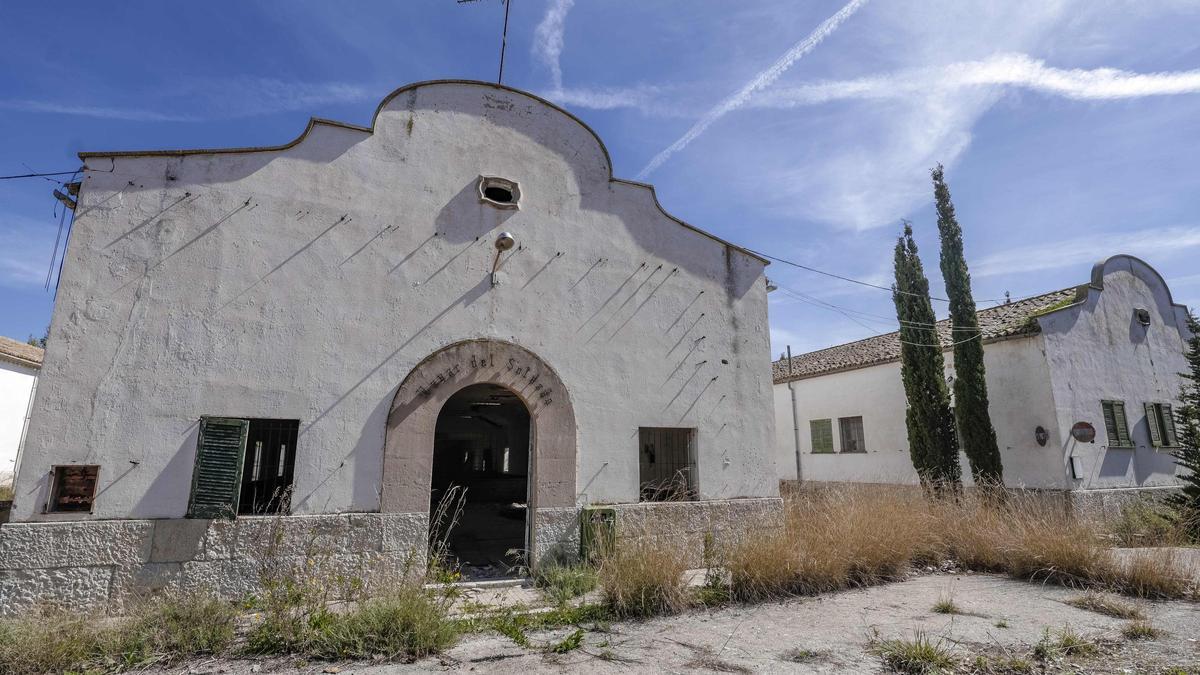 La entrada del antiguo 'Hogar del soldado' del acuartelamiento de Son Busquets.