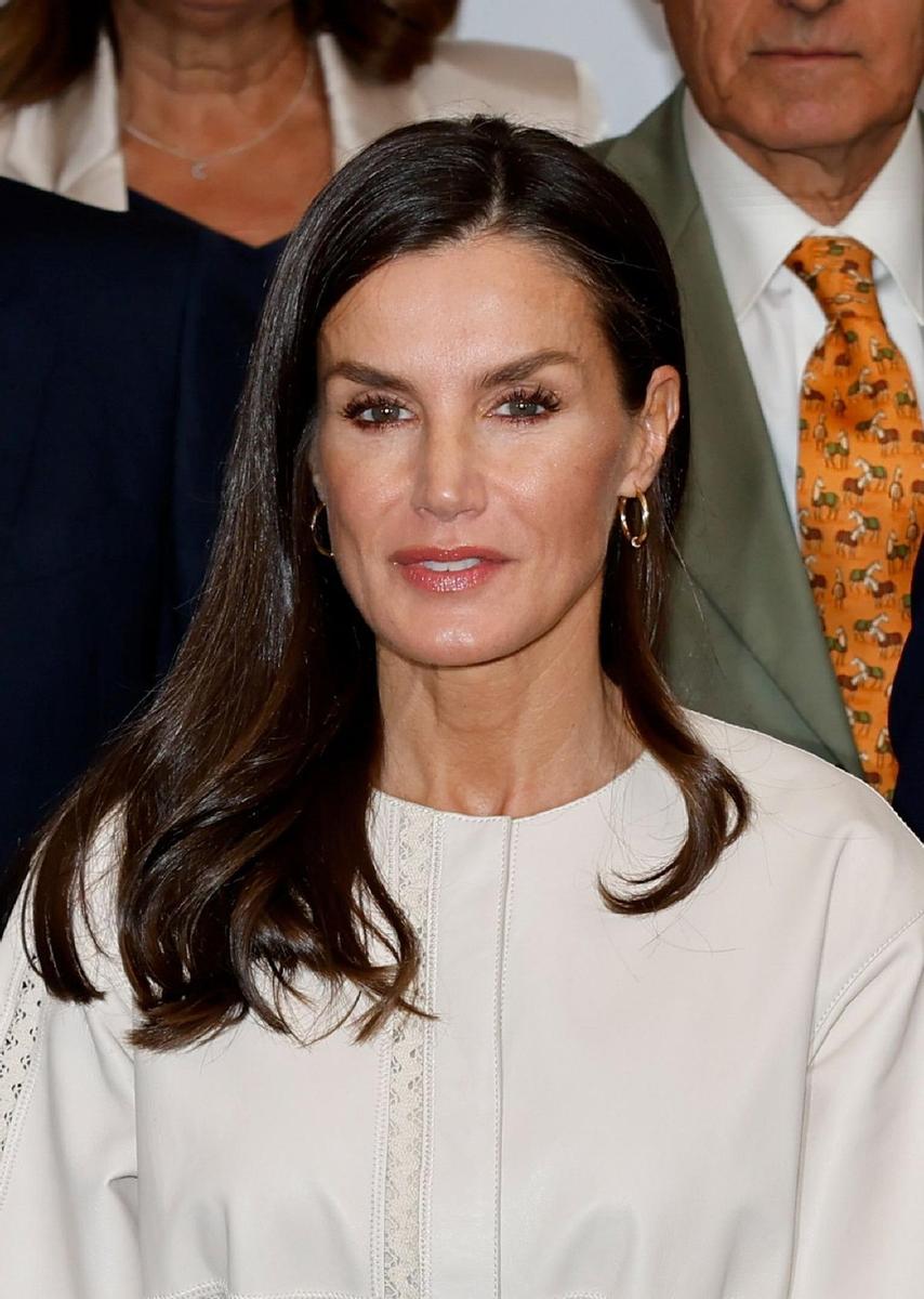 Detalle del maquillaje, el peinado y los pendientes de la reina Letizia en su reunión con la FAD