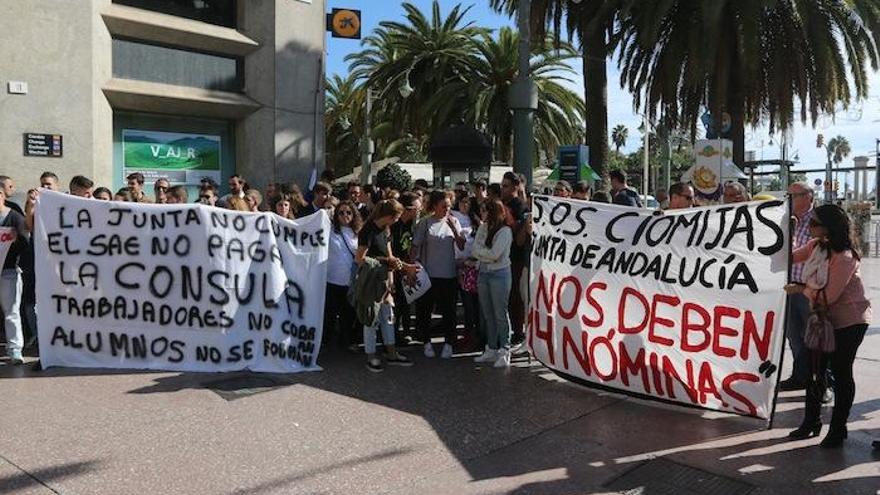 Reciente manifestación de los trabajadores del CIO de Mijas junto con los de La Cónsula y La Fonda, por el Centro de Málaga.