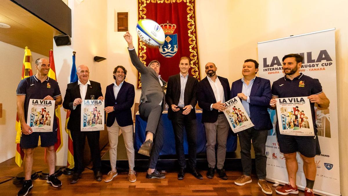 El alcalde de La Vila patea el balón de rugby durante la presentación de la Copa Internacional