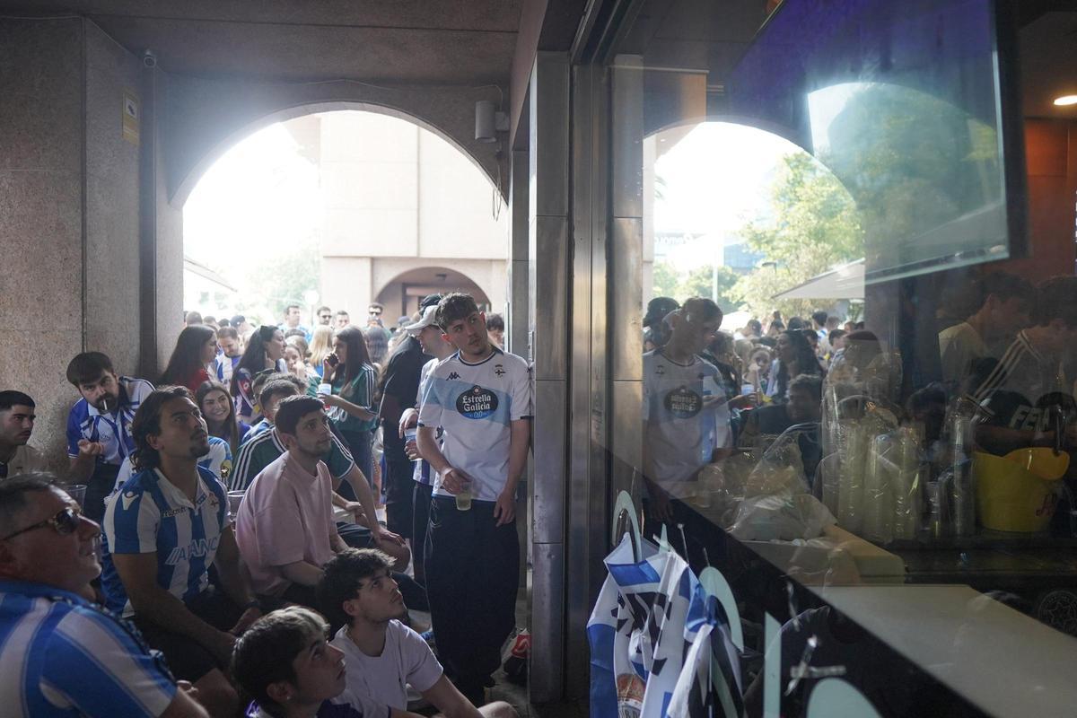 Aficionados, atentos al partido en el bar Oasis de Riazor.