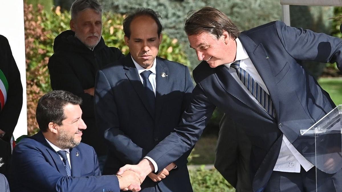 El expresidente Jair Bolsonaro saluda al líder de la Liga, Matteo Salvini, durante una visita del primero a Italia en noviembre de 2021.