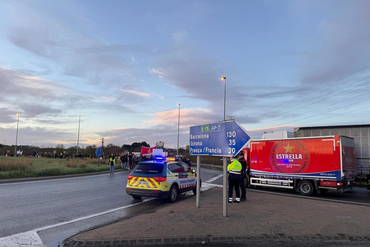 Imatges dels docents tallant la rotonda de Borrassà a l'N-II per reclamar més recursos i condicions "dignes" pel personal Imatges dels docents tallant la rotonda de Borrassà a l'N-II per reclamar més recursos i condicions "dignes" pel personal