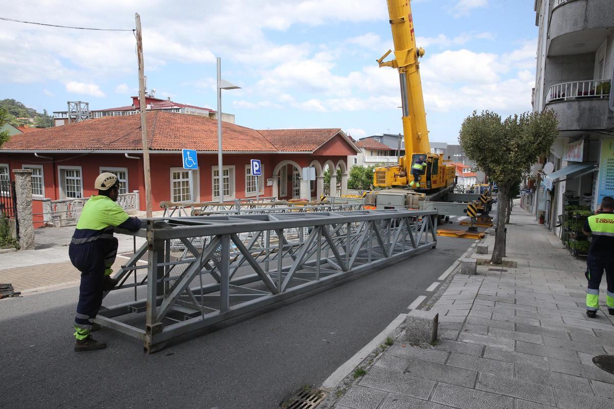 El viernes fue necesario cortar la calle Ramal dos Galos para montar la grúa de obra.
