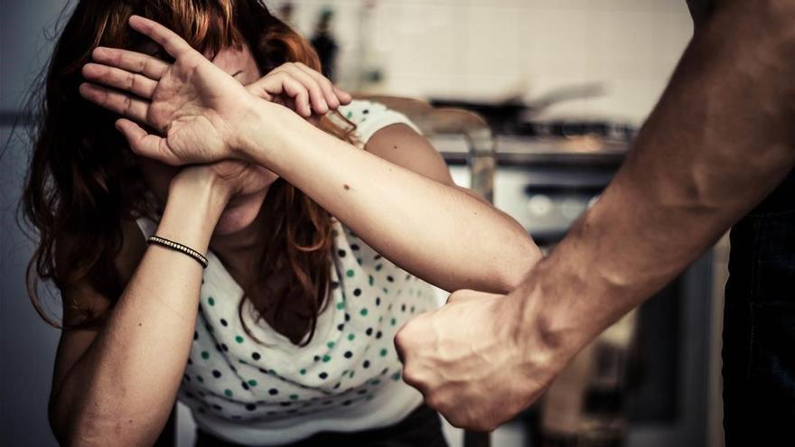 Detenido un joven por agredir violentamente a su novia en plena calle en Madrid