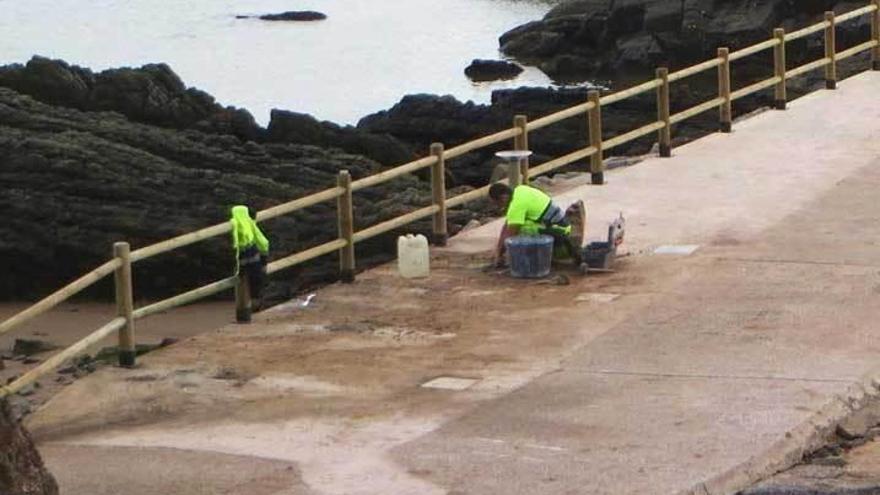 Retiran el mobiliario de la playa de Palmera por seguridad