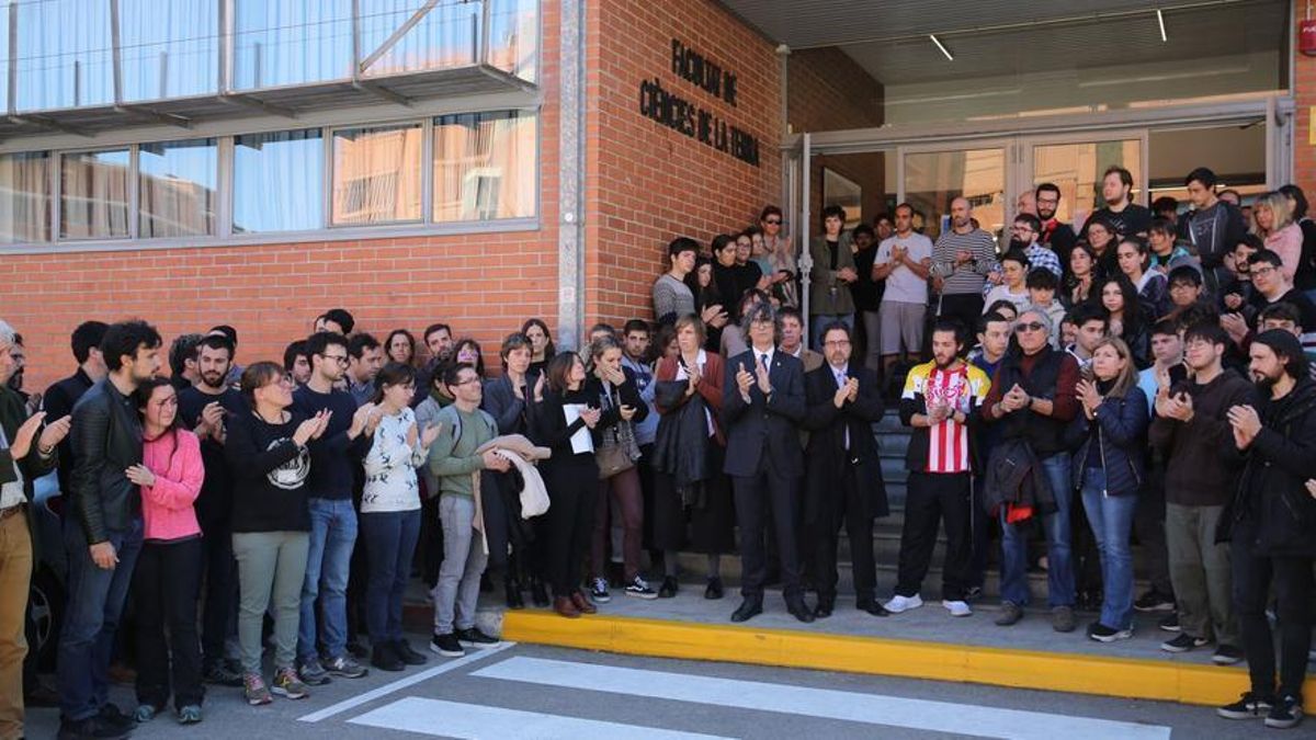 Un instant del minut de silenci a la Universitat de Barcelona per la mort dels tres joves a Súria