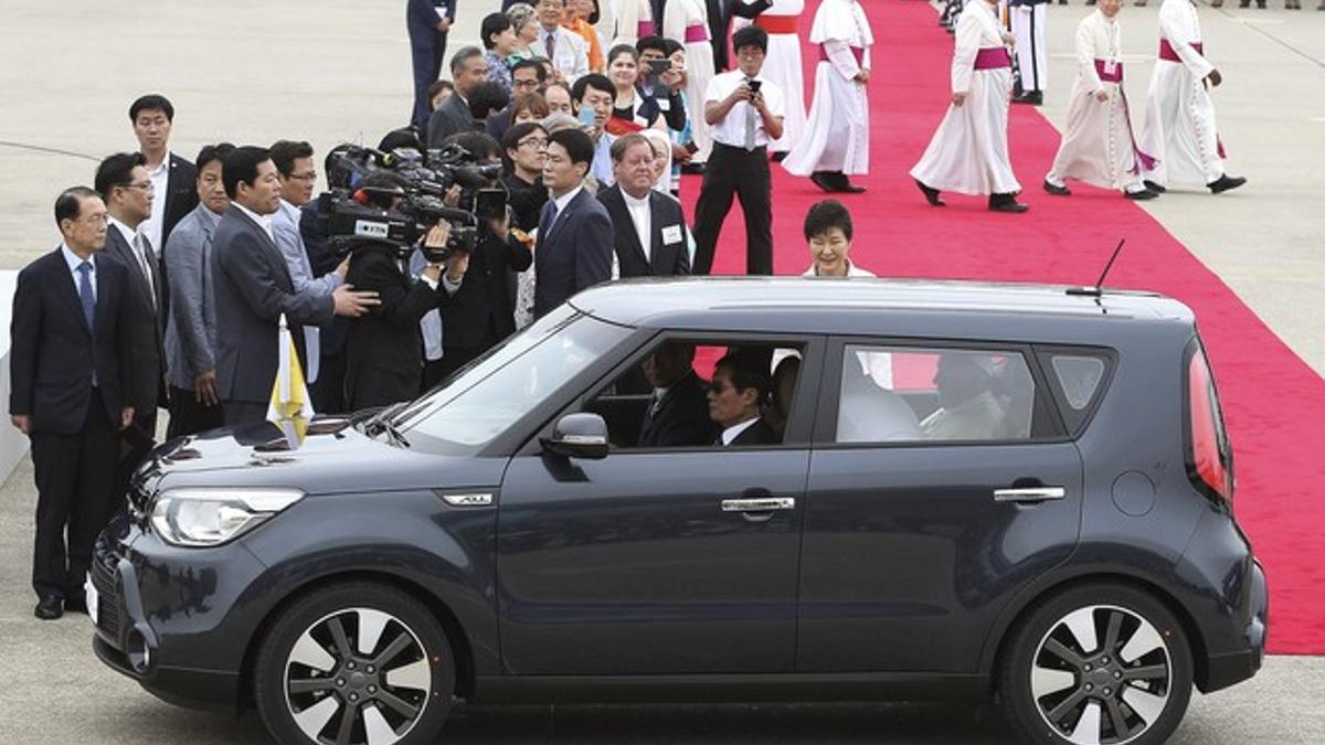 El Papa Francisco en un Kia Soul.