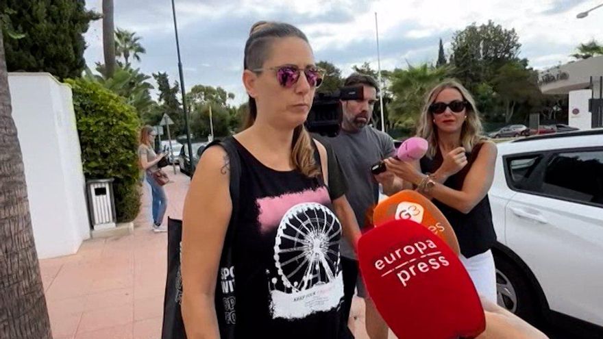 Elia Muñoz ha reaparecido con su pareja tras la muerte de su padre, Julián Muñoz