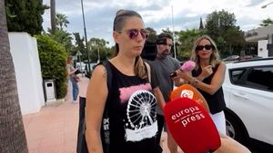 Elia Muñoz ha reaparecido con su pareja tras la muerte de su padre, Julián Muñoz
