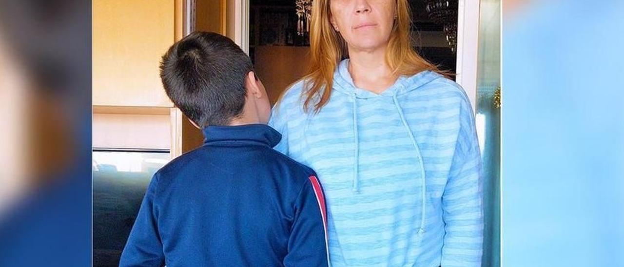 Cristina Cejuela junto a su hijo Jesús, que tiene nueve años, en su casa de Castellón.