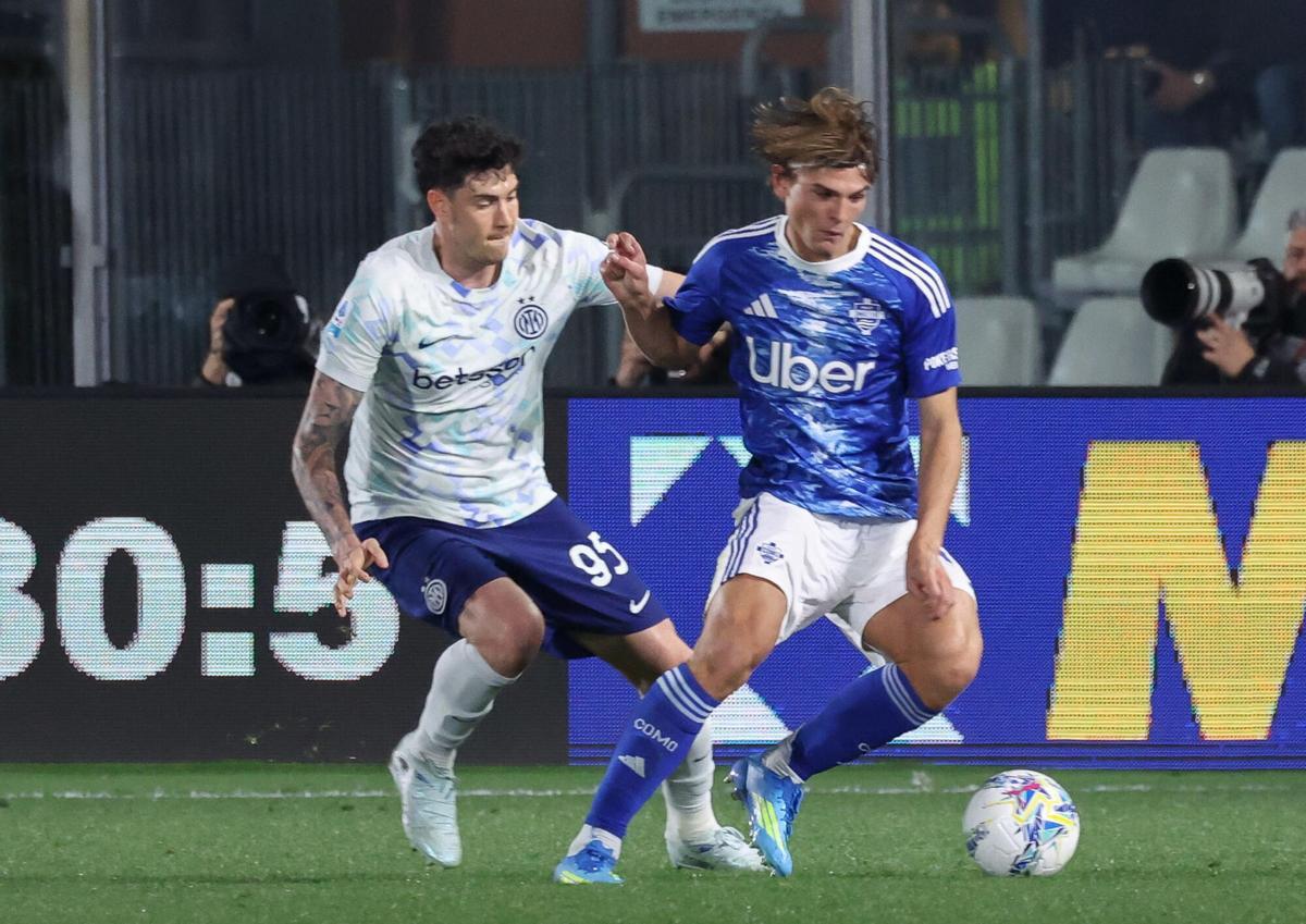 Bastoni sufrió mucho con Nico Paz en el último Como-Inter de la Serie A