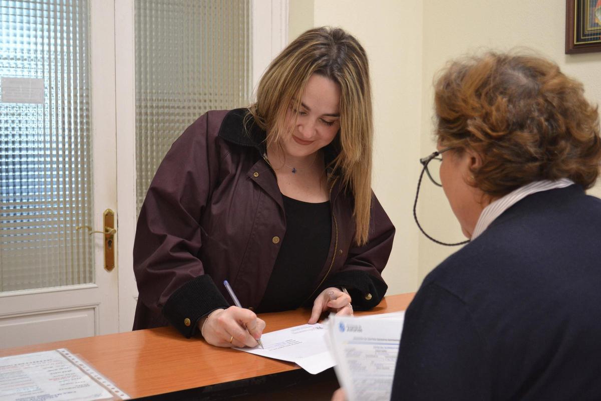 Lucía Jiménez rellenando la preinscripción para que su hija estudie en el colegio Dulce Nombre de Jesús (Dominicas) de Oviedo.