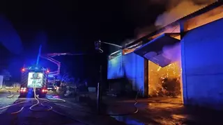 Incendio de gran magnitud en una nave agrícola de Monfarracinos