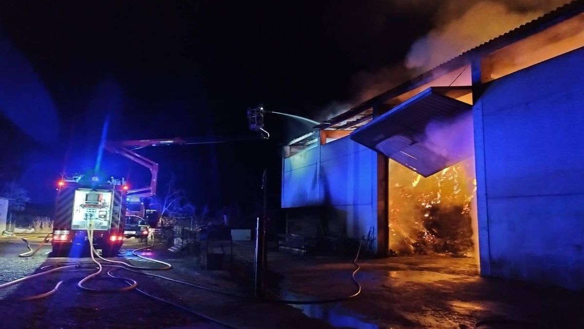 Incendio en una nave agrícola de Monfarracinos.