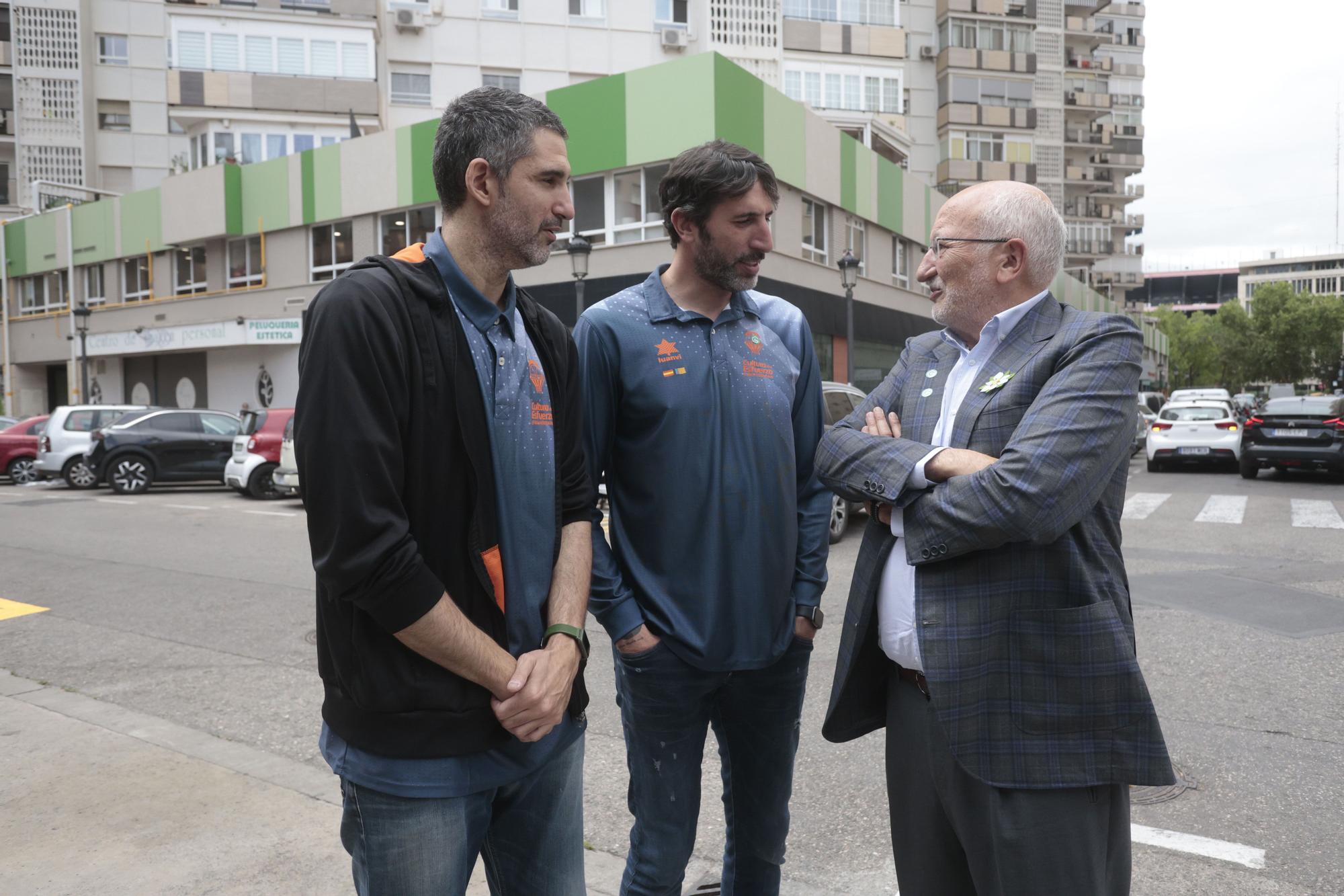 Mesa de cuestación contra el cáncer con Valencia Basket, Juan Roig y Hortensia Herrero