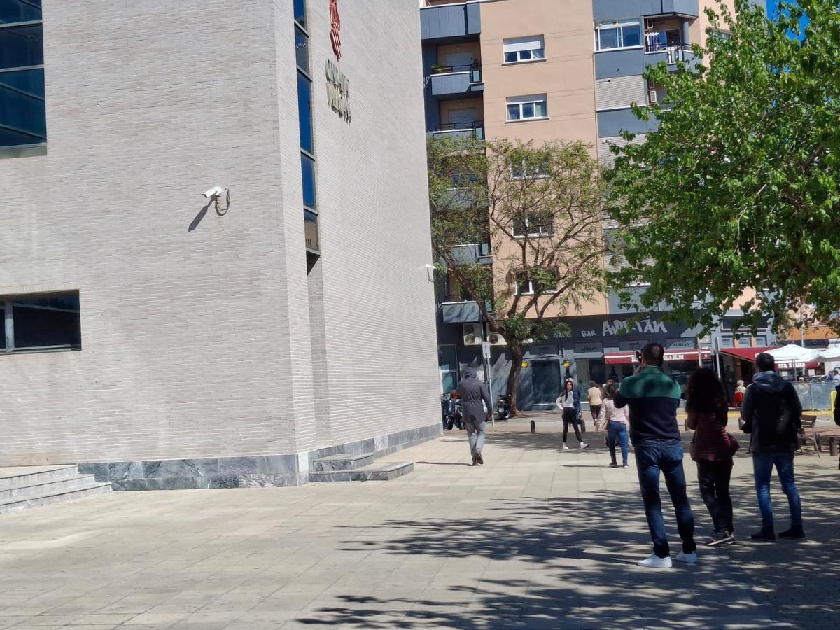 El concejal de Altea detenido por supuestos malos a su pareja tratos sale del juzgado de Dénia El concejal de Altea detenido por supuestos malos a su pareja tratos sale del juzgado de Dénia