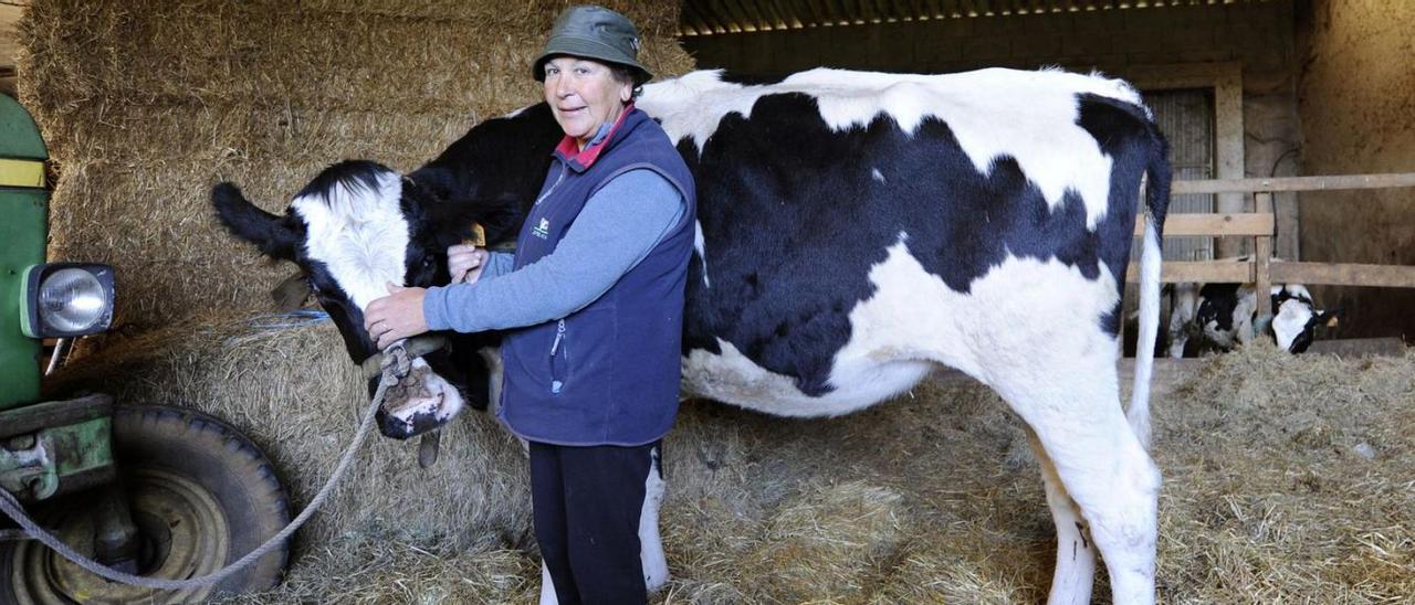 María Barcala acaricia a su vaca “8375”, ahora bautizada como “Lola”, ayer, en su granja.