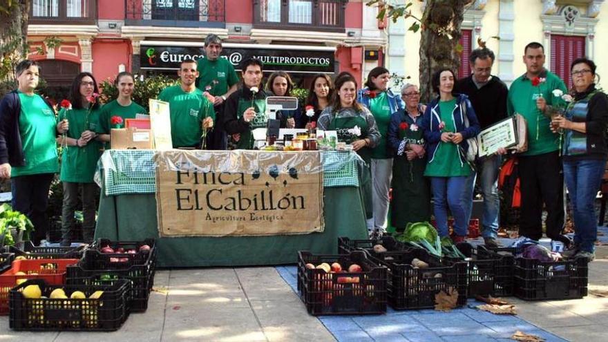 Trabajadores de El Cabillón, junto a la edil naviega Rita Irusta, primera por la derecha, ayer, en el mercado naviego.