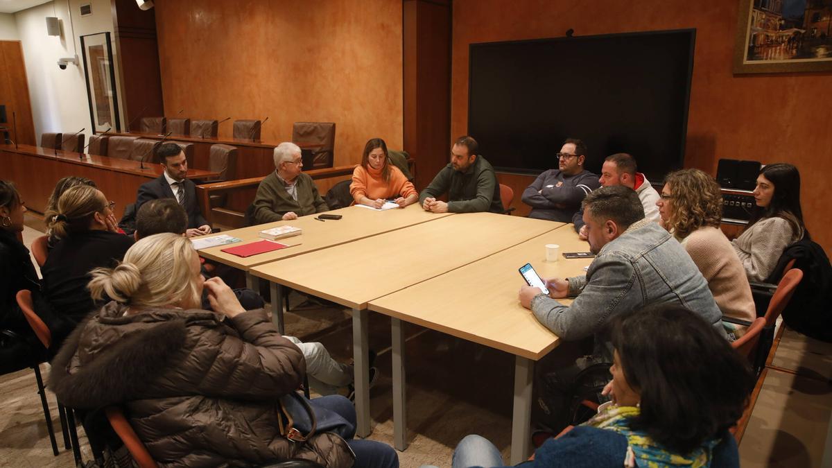 Un momento de la reunión de hosteleros con la concejala Sara Retuerto.