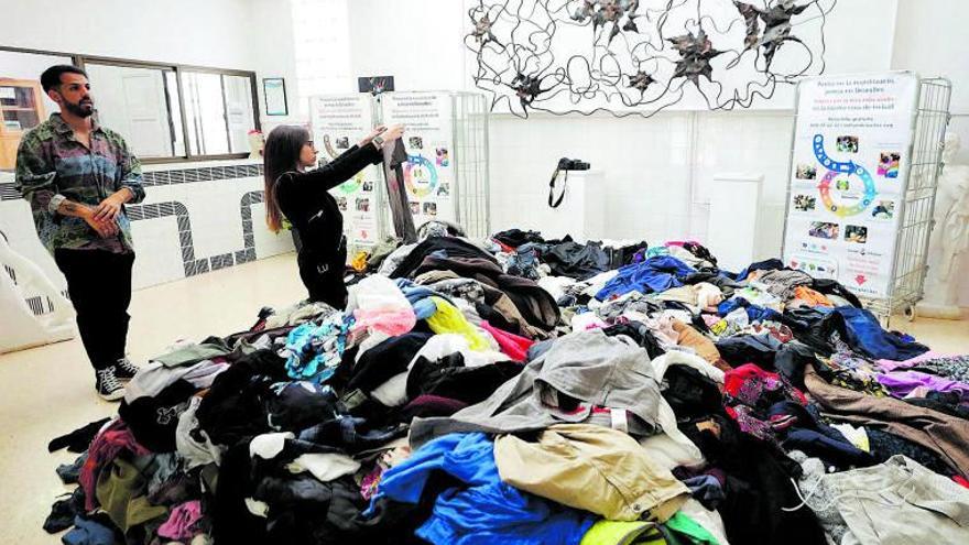 La Escola d’Art y la Fundació Deixalles celebran la maratón de reciclaje. | J.A.RIERA