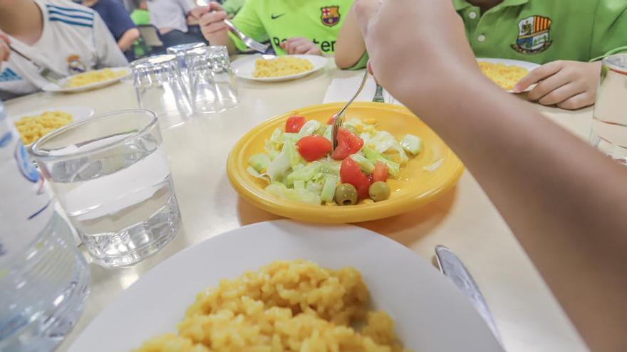 Niños comiendo en el colegio de Hurchillo