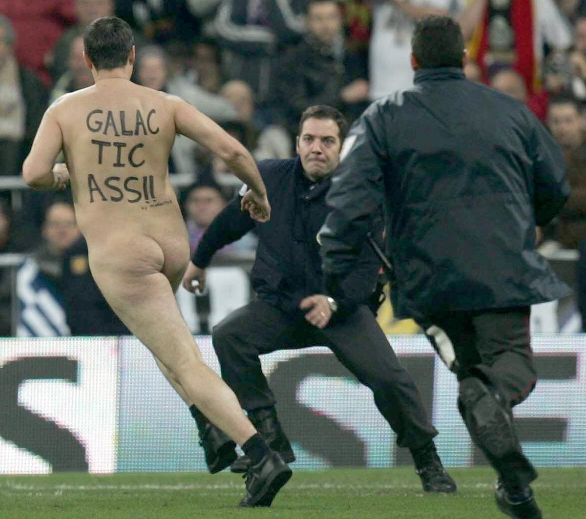 El 'streaker' Mark Roberts, en el clásico del 19 de noviembre de 2005 en el Bernabéu.