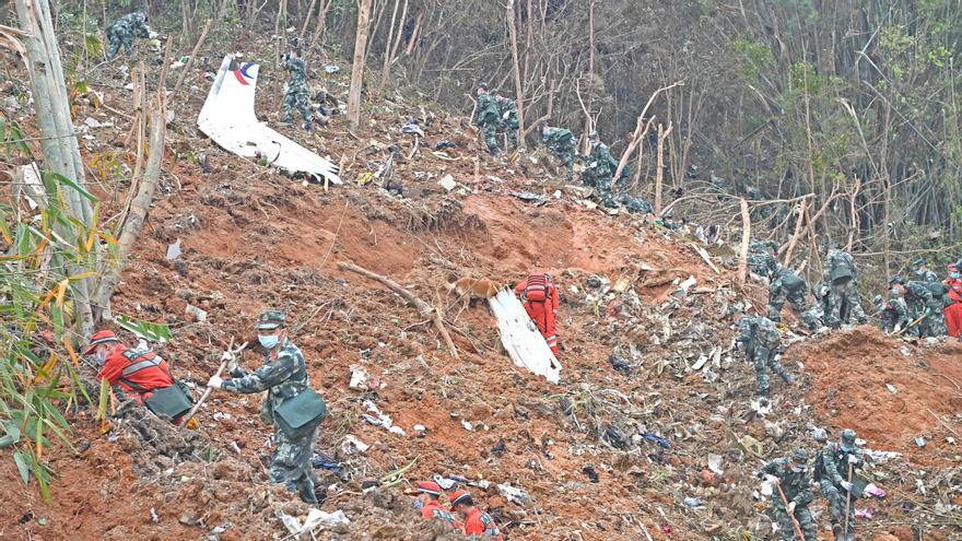 Efectius d&#039;emergència treballant en les tasques de rescat al lloc on va caure l&#039;avió xinès