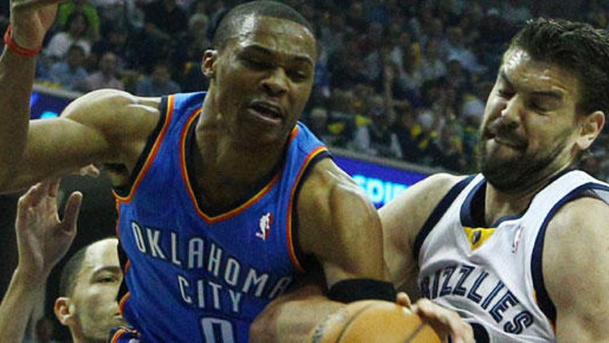 Marc Gasol (d) en acción ante Russell Westbrook (i).