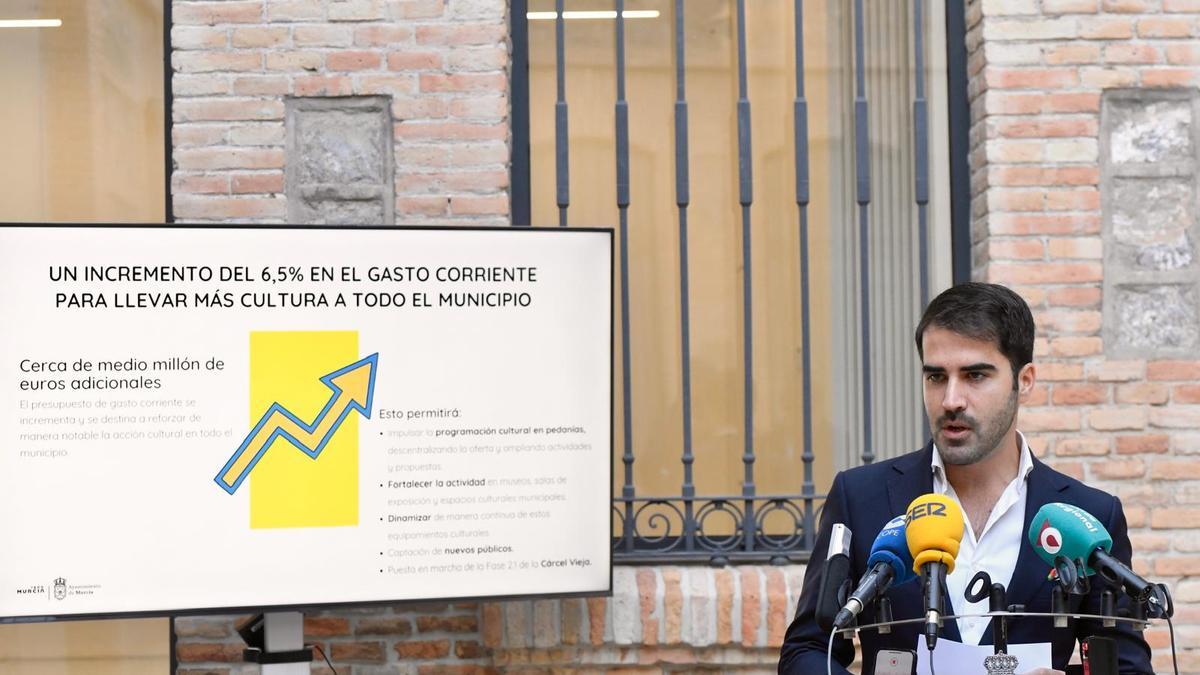 El edil de Cultura e Identidad, Diego Avilés, presenta el Presupuesto para 2026 de su Concejalía en la Cárcel Vieja.