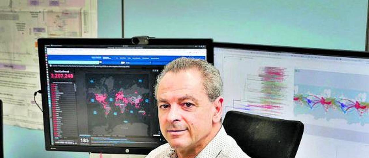 El catedrático de Genética, Fernando González Candelas, ante el mapa mundial de la pandemia. | LEVANTE-EMV