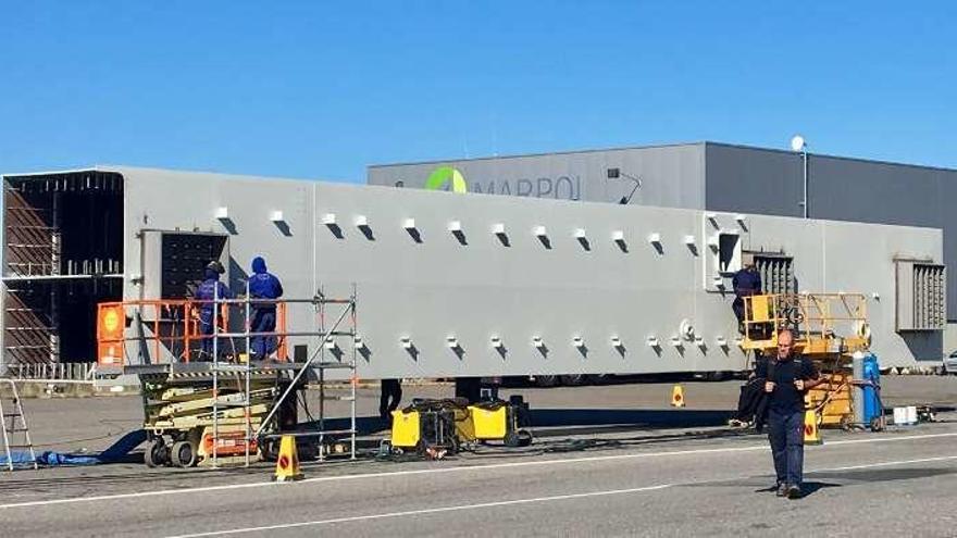 Obreros trabajando ayer sobre la pieza en Bouzas. // FdV