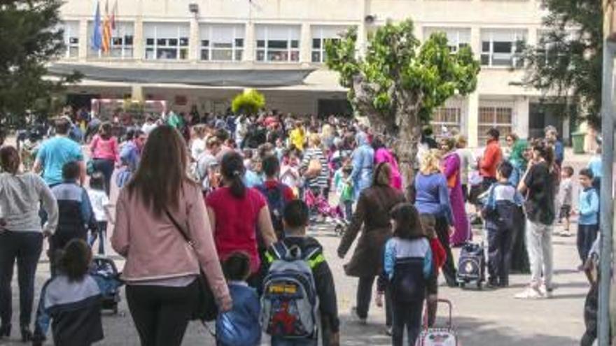 Padres de niños con discapacidad exigen ubicar su aula en la planta baja del centro