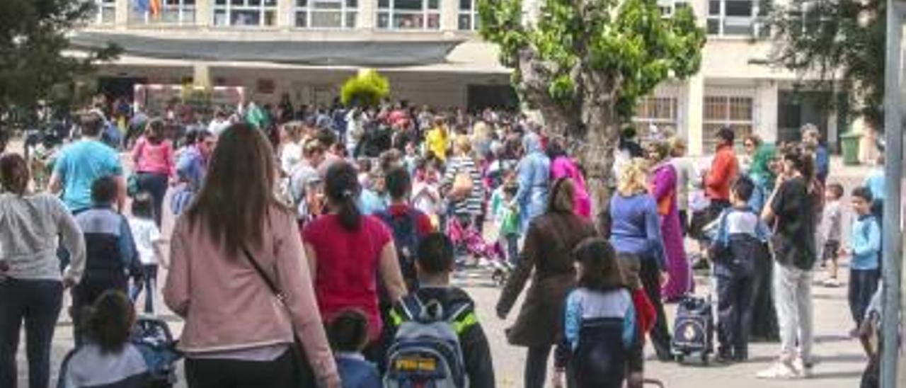 Escolares accediendo al colegio Primo de Rivera .