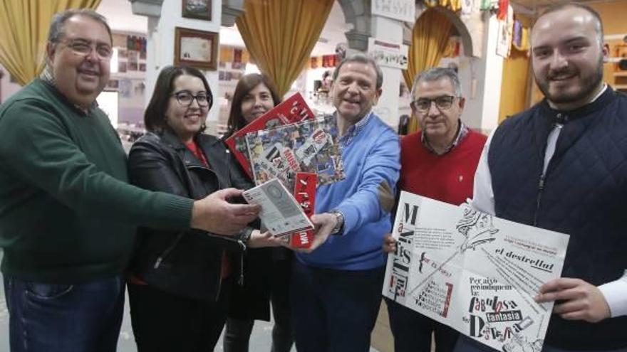 Part de l&#039;equip de la Malva mostra el llibret, ahir.