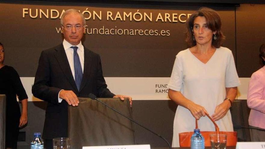 Miguel Antoñanzas, vicepresidente del Club de la Energía, y Teresa Ribera, ayer en Madrid.