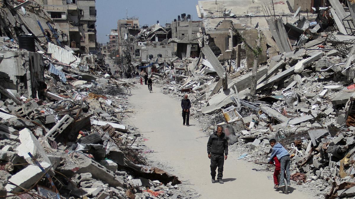 Una calle de Gaza entre escombros.