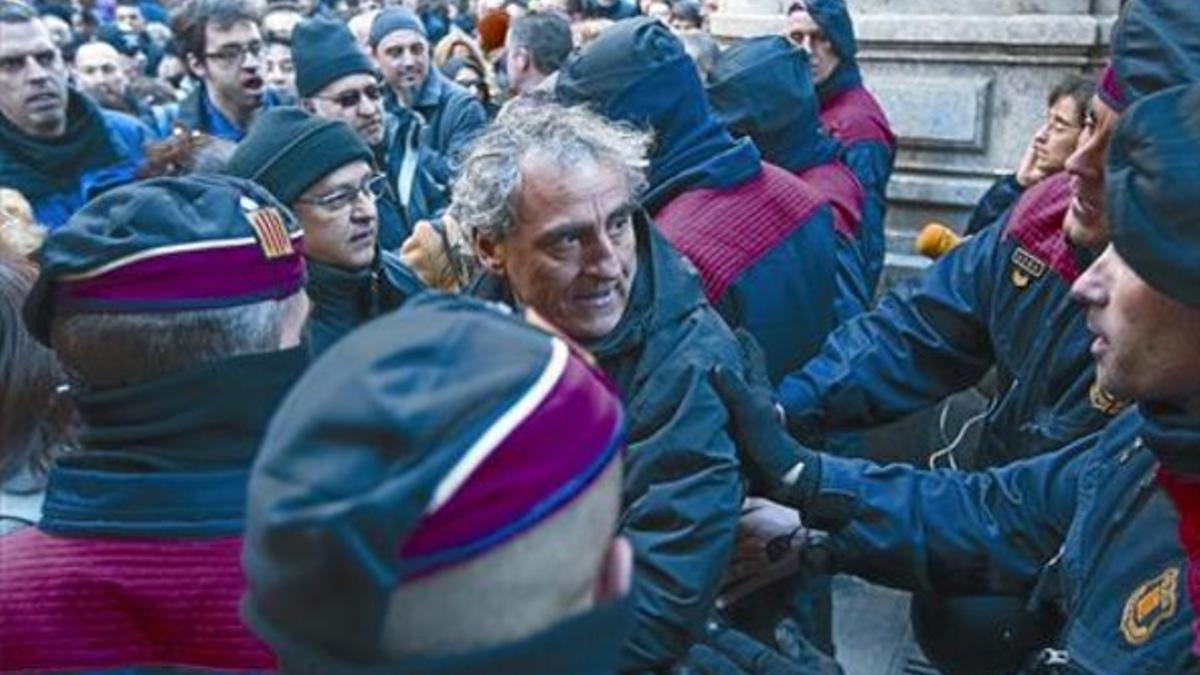 Protesta de trabajadores de TMB, el pasado domingo en Sant Jaume, durante la inauguración del monumento a los 'castellers'.