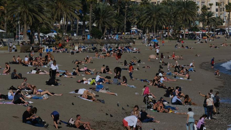 Miles de personas han tomado las playas durante este mes de enero, guiadas por tan insólitas temperaturas, a lo largo y ancho de la Costa del Sol.