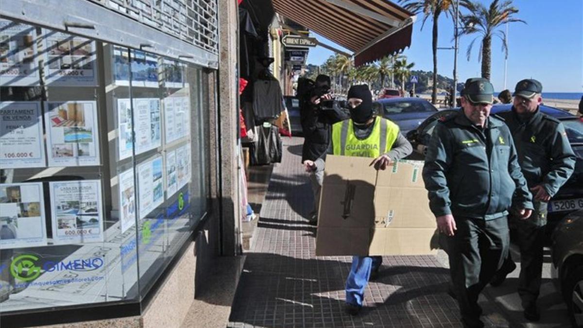 Miembros de la Guardia Civil se disponen a entrar en una inmobiliaria sospechosa de Lloret.