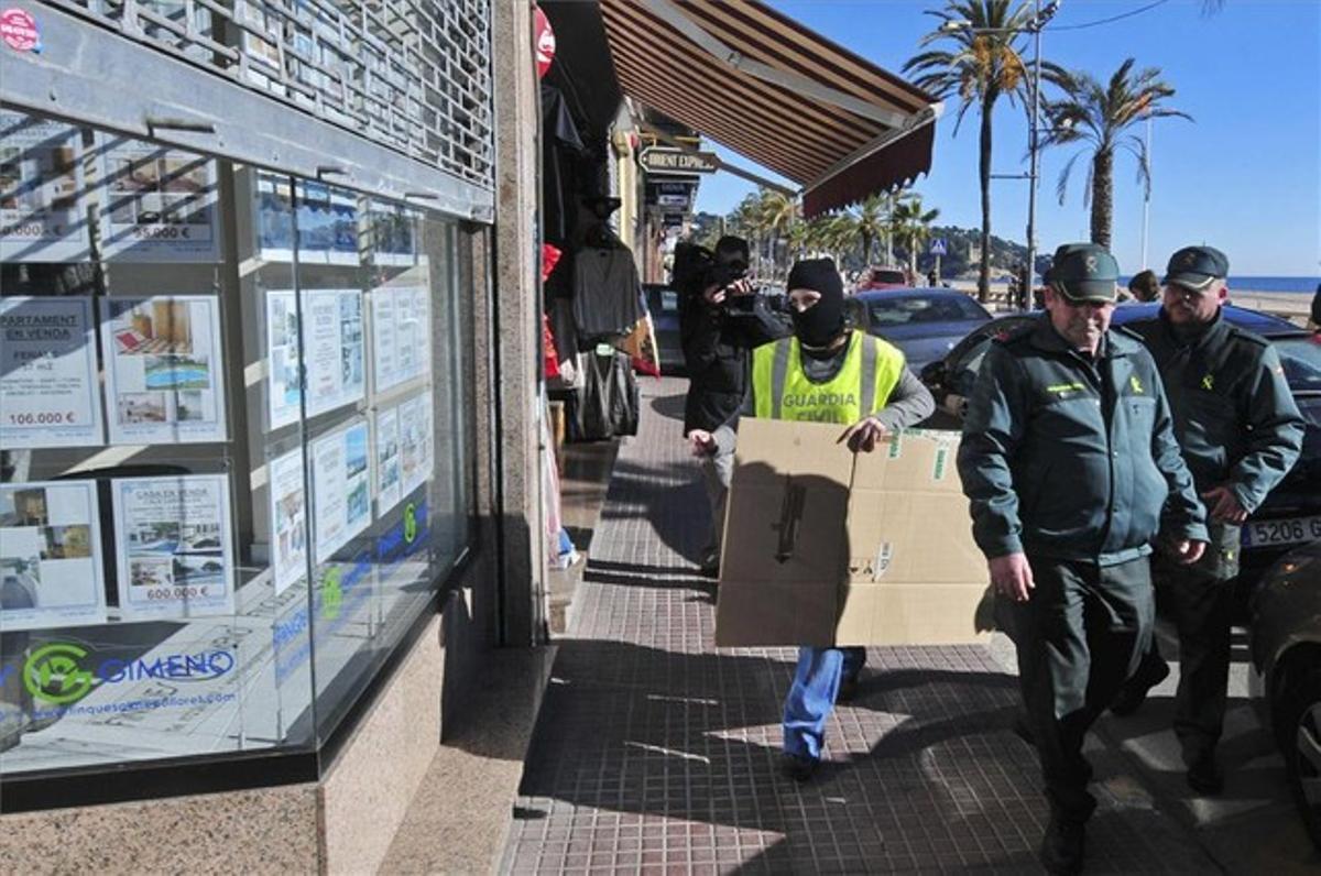 Membres de la Guàrdia Civil es disposen a entrar en una immobiliària sospitosa de Lloret. Membres de la Guàrdia Civil es disposen a entrar en una immobiliària sospitosa de Lloret.