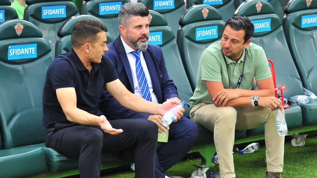 El entrenador Francisco, junto al propietario del Elche, Christian Bragarnik, y el secretario técnico, Sergio Mantecón.  | MATÍAS SEGARRA